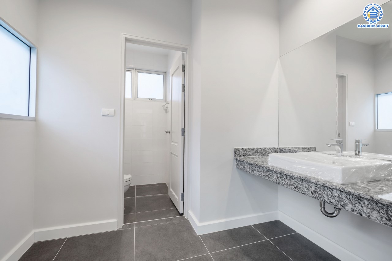 บ้านมือสองตกแต่งใหม่ ม.วิลล่าการ์เด้น3 บางกรวย-ไทรน้อย เนื้อที่ 54.2 ตร.ว. ฟังก์ชัน 4 ห้องนอน 3 ห้องน้ำ จอดรถได้ 2 คัน บรรยากาศเป็นส่วนตัว บนทำเลศักยภาพ ใกล้เซ็นทรัลเวสต์เกต เชื่อมต่อหลายเส้นทาง ถ.รัตนาธิเบศร์, ถ.กาญจนาภิเษก และราชพฤกษ์ และรถไฟฟ้า "สถานีบางพลู"...